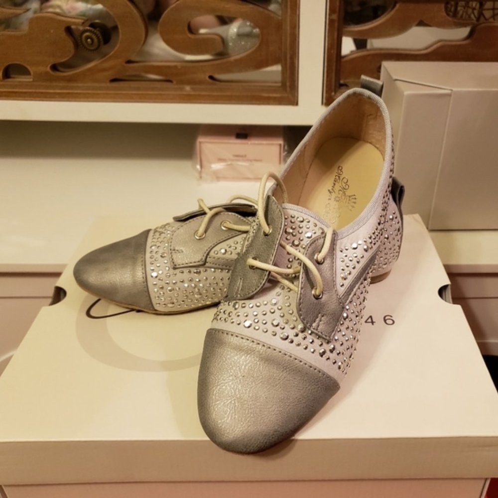 SALE ** BRAND NEW IN BOX ** SILVER STUDDED LACE-UP FLATS